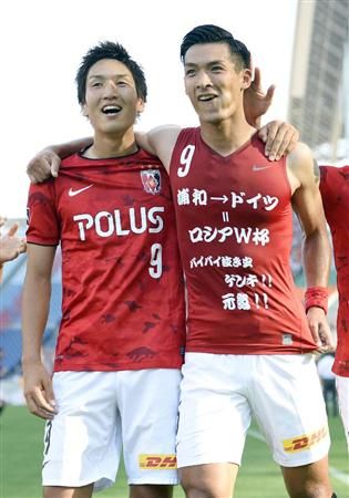 هاراجوتشي (يسار) بجانب ماكينو الذي ودعه عبر الرسالة بقميصه