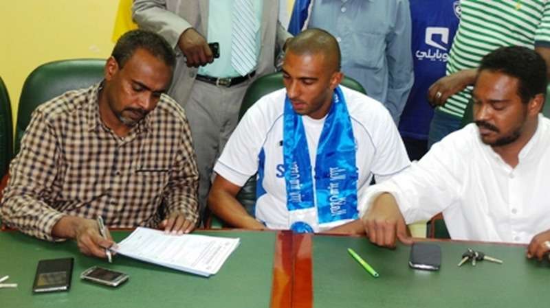 البرازيلي سيرجيو لحظة توقيعه العقد مع   الهلال