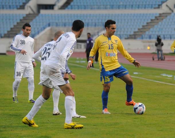 حبوش (15) مراوغا ثلاثة لاعبين أردنيين في مباراة الصفاء مع ذات راس في كأس الإتحاد الآسيوي.