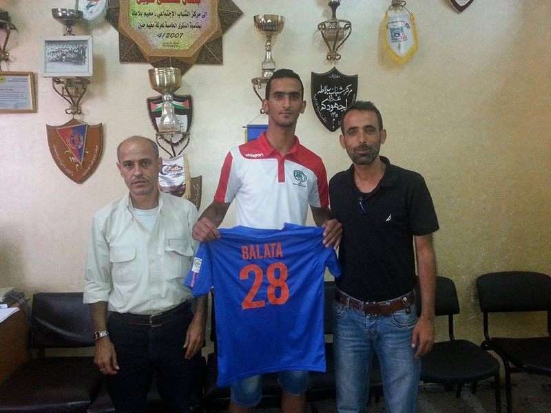 غسان علي يرفع قميص بلاطة     