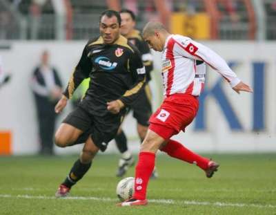 فراجيل دا سيلفا  صاحب القميص الاسود