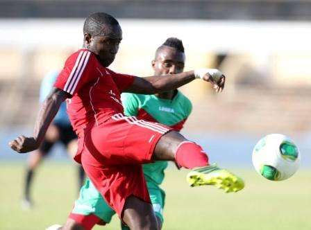 موزيس أوركوما في صراع على الكرة مع لاعب الوحدة في الدوري الليبي