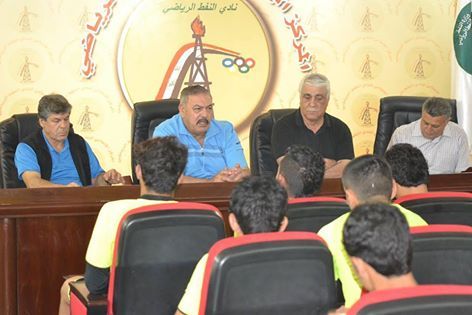 صورة لاجتماع الادارة مع المدرب صباح عبد الجليل واللاعبين
