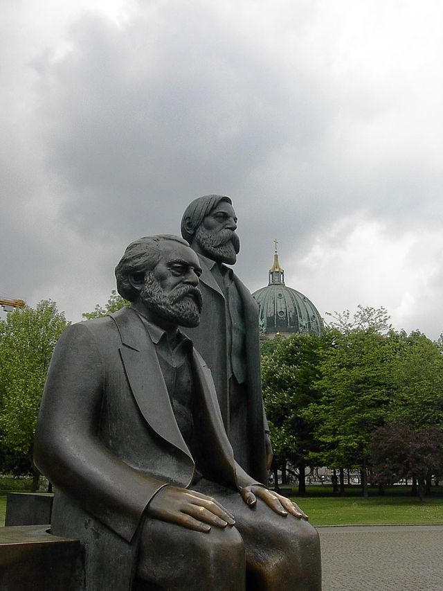 640px-statues_of_karl_marx_and_friedrich_engels