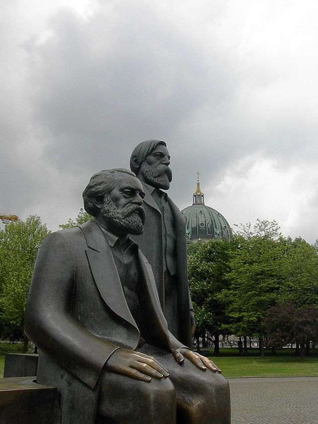 640px-statues_of_karl_marx_and_friedrich_engels