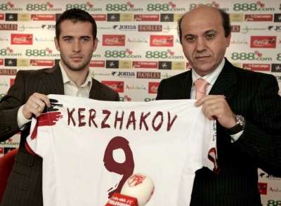 خوسيه ماريا ديل نيدو يظهر اثناء تقديمه للاعب كيرزاكوف