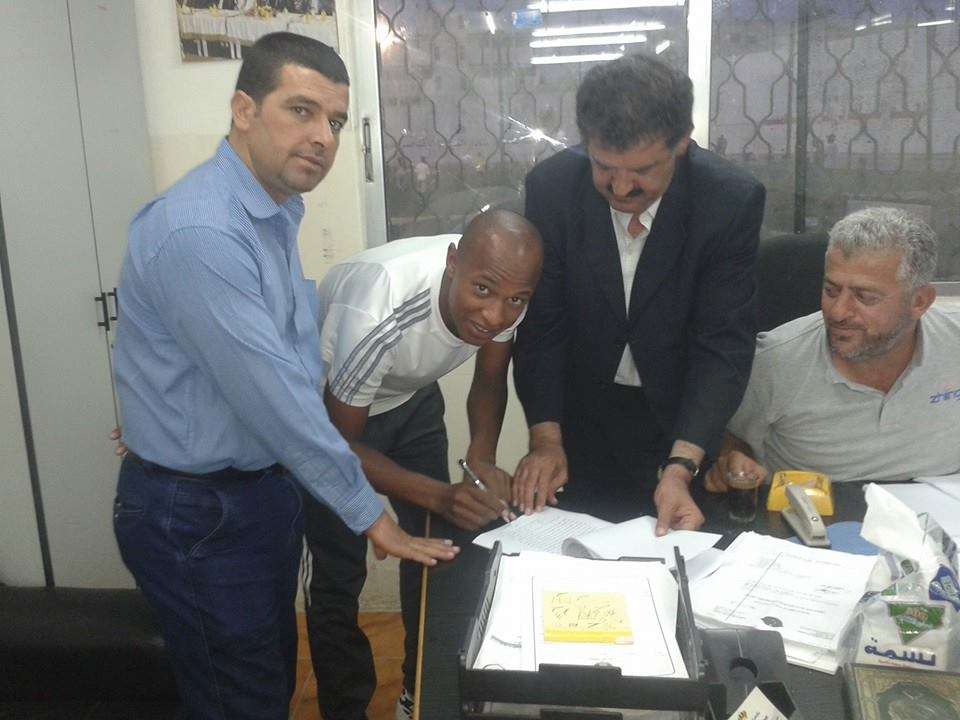 محمود يوقع على عقده الجديد