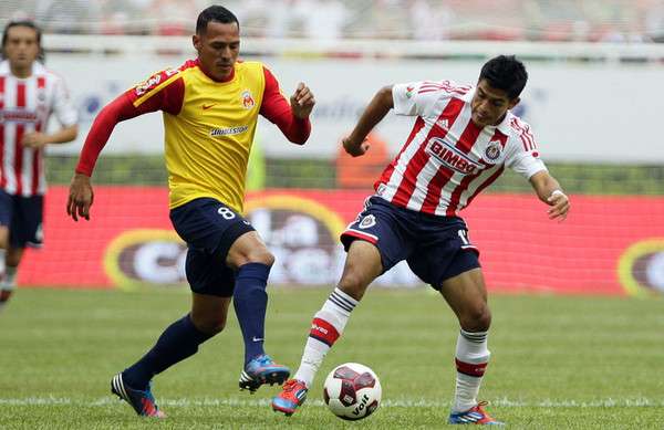 راميريز على اليسار