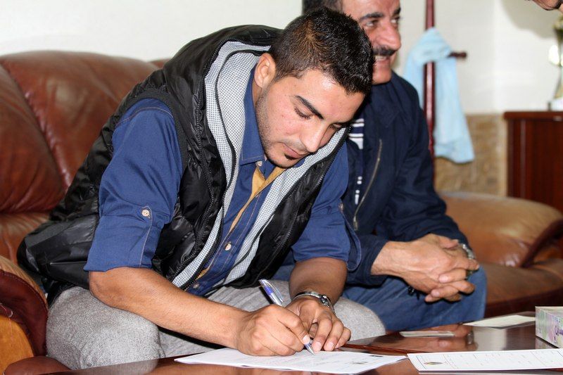 الخزامي خلال توقيعه للفيصلي اليوم 