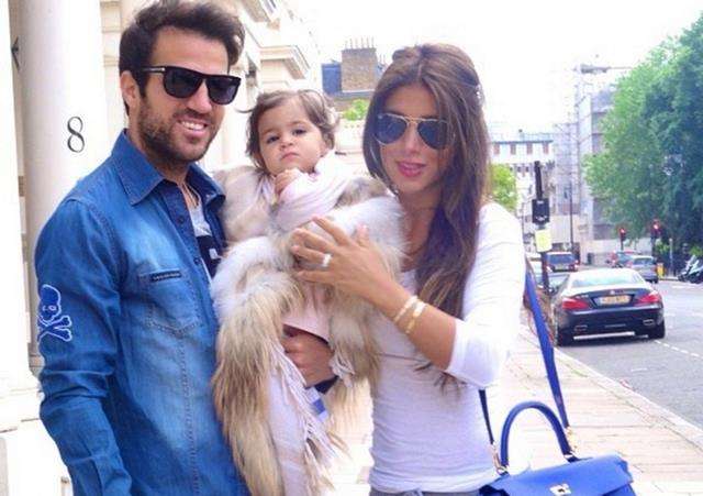 فابريجاس رفقة صديقته دانييلا وإبنتهما لييا في أحد شوارع لندن