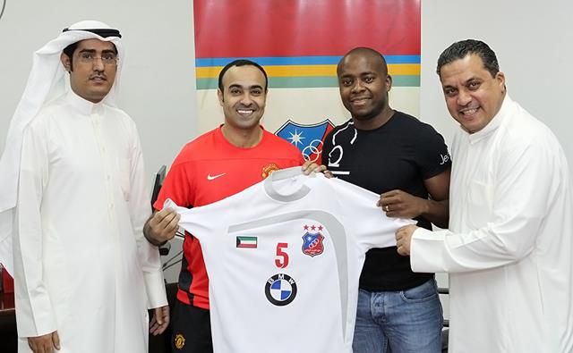 اللاعب مع مدرب الفريق عبدالعزيز حمادة ومدير الكرة عقلة والمشرف الهاجري