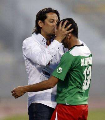 أبو زمع يطبع قبلة على جبين رأفت علي لمساهمته بحسم لقب الدوري