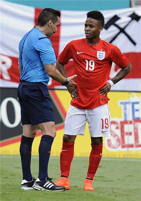 سترلينج تعرض للطرد أمام الاكوادور