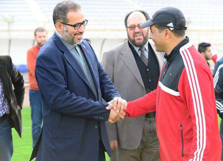 رئيس نادي الأهلي يصافح المدرب المصري طارق العشري