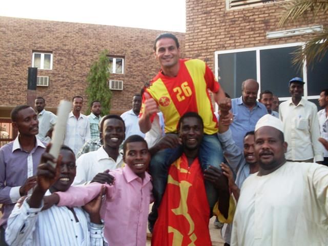 جماهير المريخ تحتفل بنجمها الجديد المصري ايمن سعيد