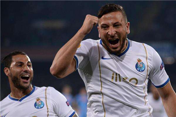  نبيل جيلاس (يمين)