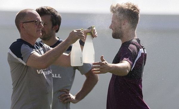 رش لاعب انجلترا لوك شاو بالمياة لتجنب درجة الحرارة الشديدة