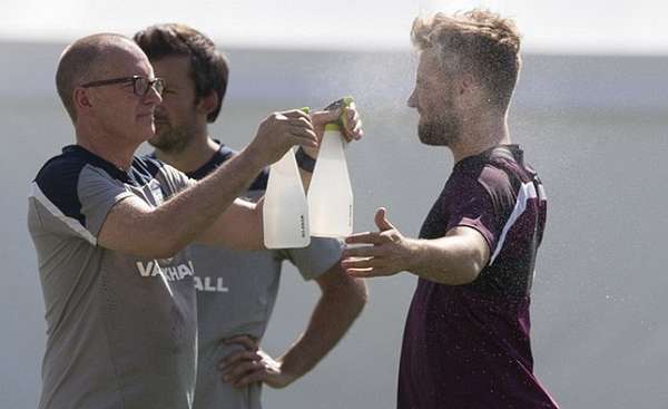 رش لاعب انجلترا لوك شاو بالمياة لتجنب درجة الحرارة الشديدة