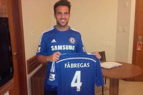 فابريجاس مرتديا وحاملا قميص تشيلسي 