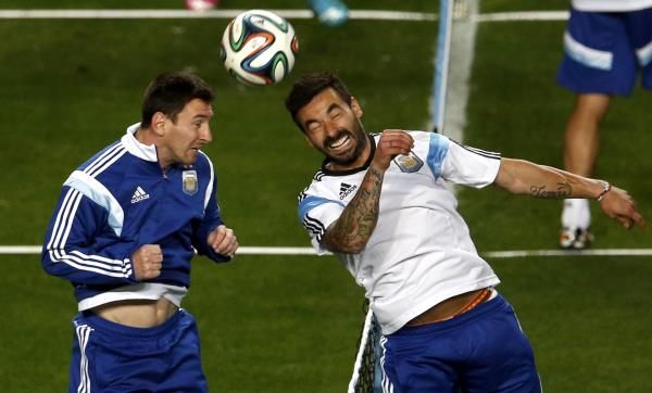 لافيتزي وميسي خلال تدريب الأرجنتين