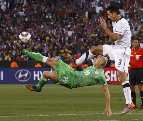 حسان يبدة (يسار)