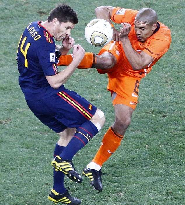 دي يونج يوجه لتشابي الونسو ضربة كونج فو