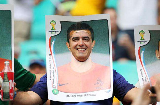 مشجع هولندي يضع وجهه على صورة فان بيرسي