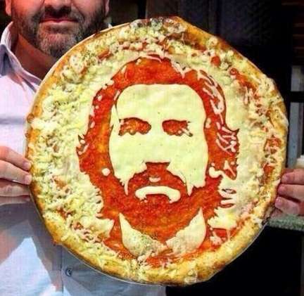 وجه بيرلو على البيتزا