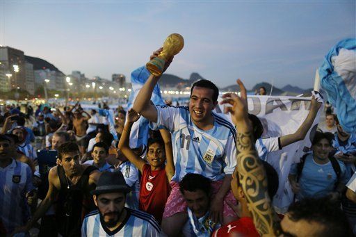 مشجع ارجنتيني يحمل مجسم لكأس العالم