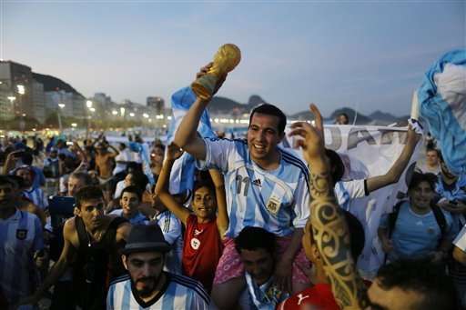 مشجع ارجنتيني يحمل مجسم لكأس العالم