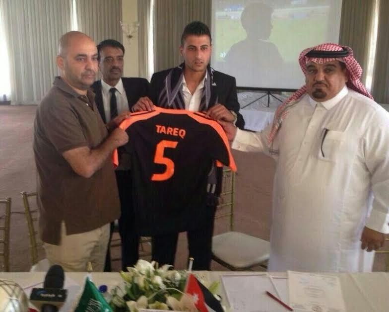 طارق خطاب يحمل قميصه مع الشباب بجوار الخليفة ومسؤولي الفريق