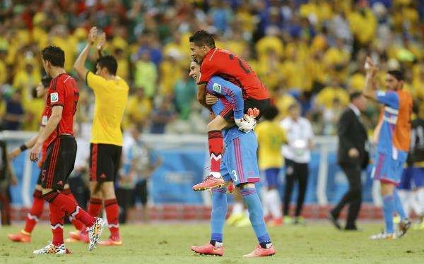 الحارس أوتشوا رجل مباراة البرازيل والمكسيك