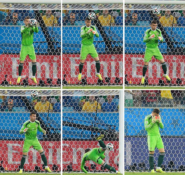 ايجور اكينفييف خلال سقوط الكرة من يده ودخولها مرماه