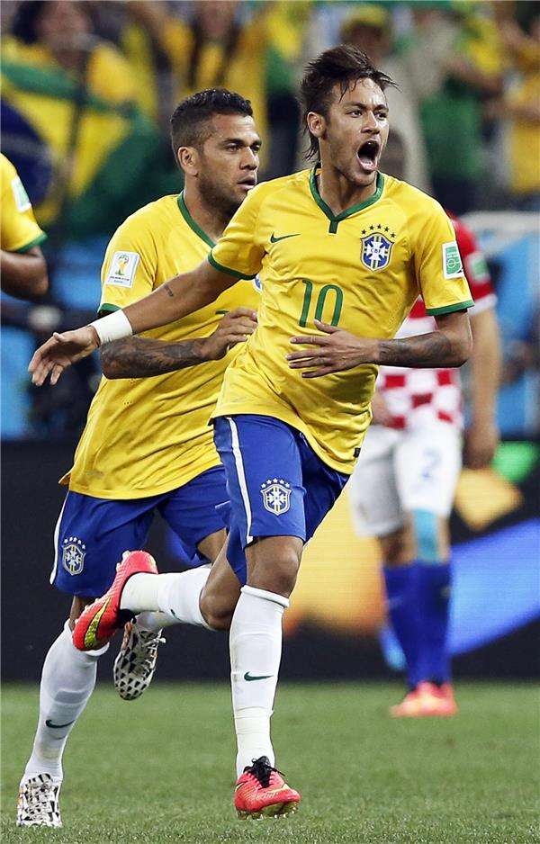 فرحة نيمار دا سيلفا بهدف التعادل