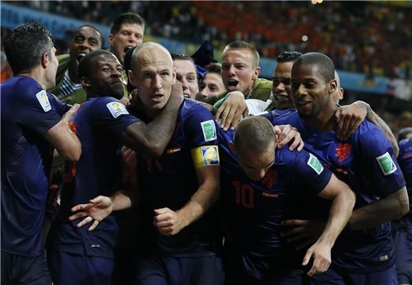 نجوم هولندا فريحين بفوز منتخب بلادهم على اسبانيا