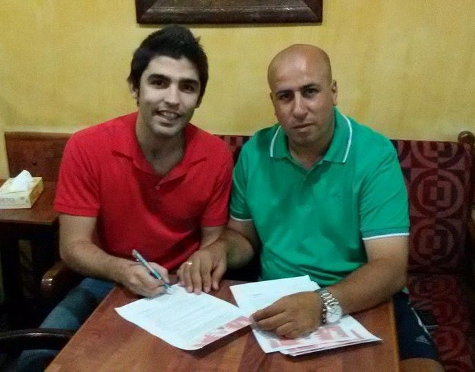 زيد جابر يوقع بحضور وكيل اعماله حرز الله