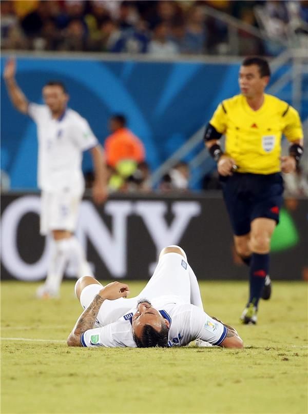  كوستاس ميتروجلو بعد إصابته أمام اليابان