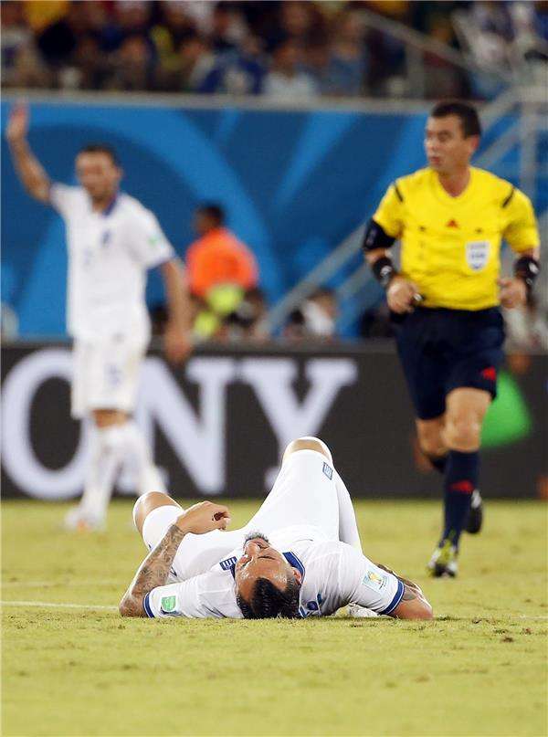  كوستاس ميتروجلو بعد إصابته أمام اليابان