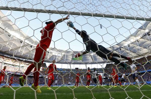 2014-06-20t213006z_1359255854_gf2ea6k1n1k01_rtrmadp_3_soccer-world-m25-sui-fra_reuters