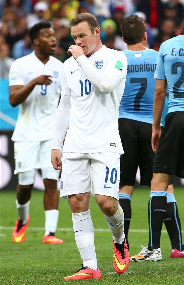 روني حزينا عقب الخسارة من اوروجواي