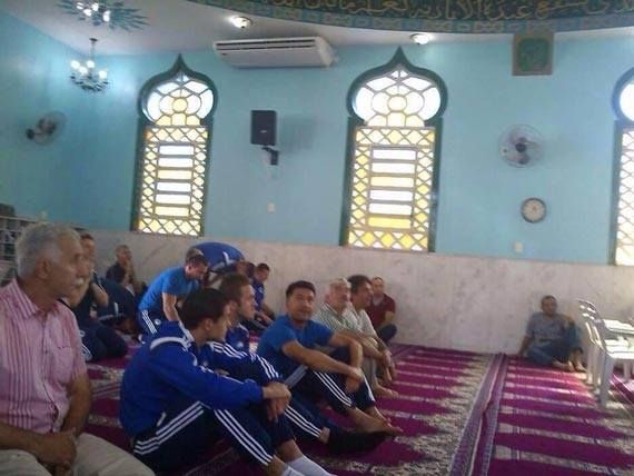 لاعبو البوسنة إيبيسفيتش وبيسيتش وفيسكا خلال صلاة الجمعة