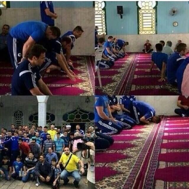 مجموعة من الصور للثلاثي البوسني خلال الصلاة