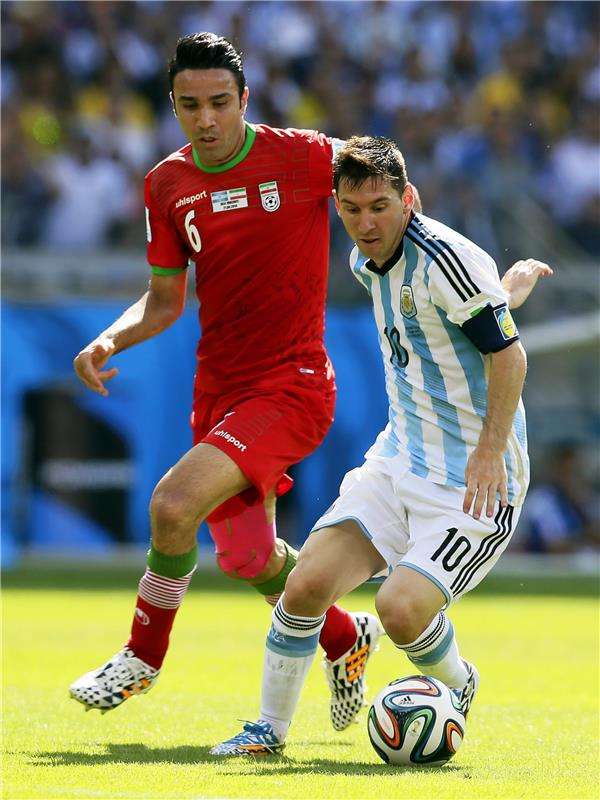 ليونيل ميسي  وجواد نيكونام