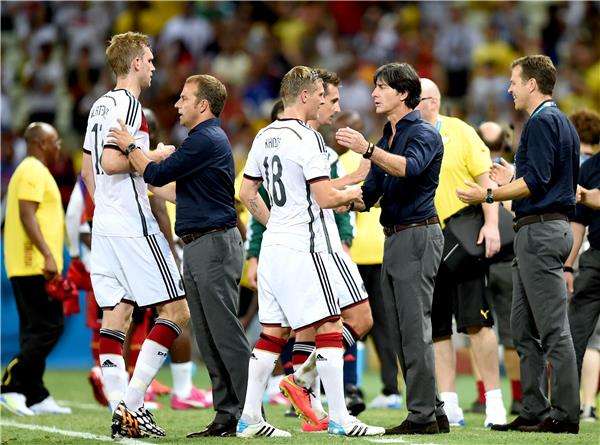  لوف  ولاعبيه بعد صافرة نهاية المباراة