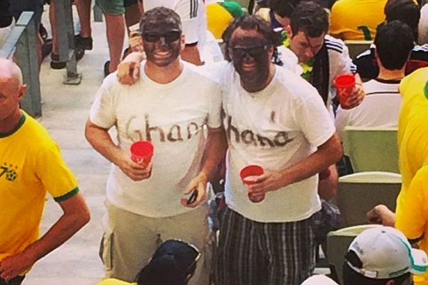 مشجعان المانيان يسخران من نجوم غانا السوداء