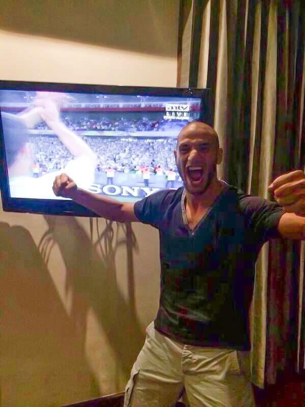 عدلان قديورة يحتفل بأحد الأهداف الجزائرية الاربعة