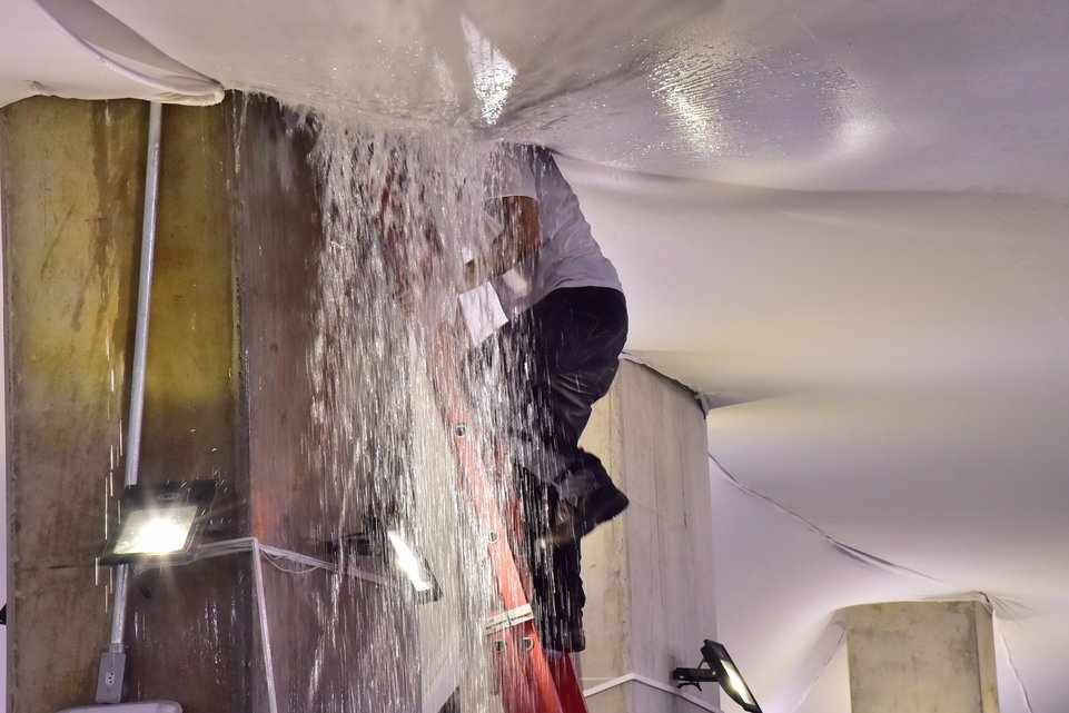 المياة انهمرت بشكل مخيف داخل غرفة الصحافة بالملعب