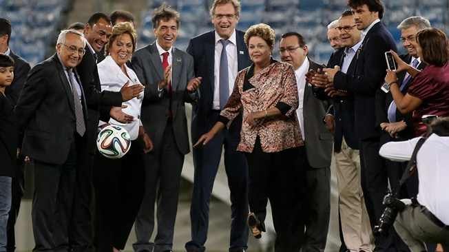 رئيسة البرازيل وسكرتير الفيفا وبعض اعضاء اللجنة المنظمة خلال افتتاح الملعب في يناير الماضي