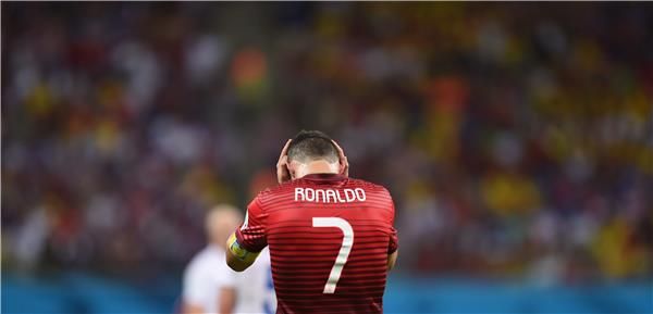 رونالدو وهو منحني الرأس ويده على جبينه في صورة تجسد الخيبة