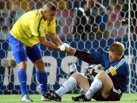 البرازيلي رونالدو مع الحارس الألماني أوليفر كان